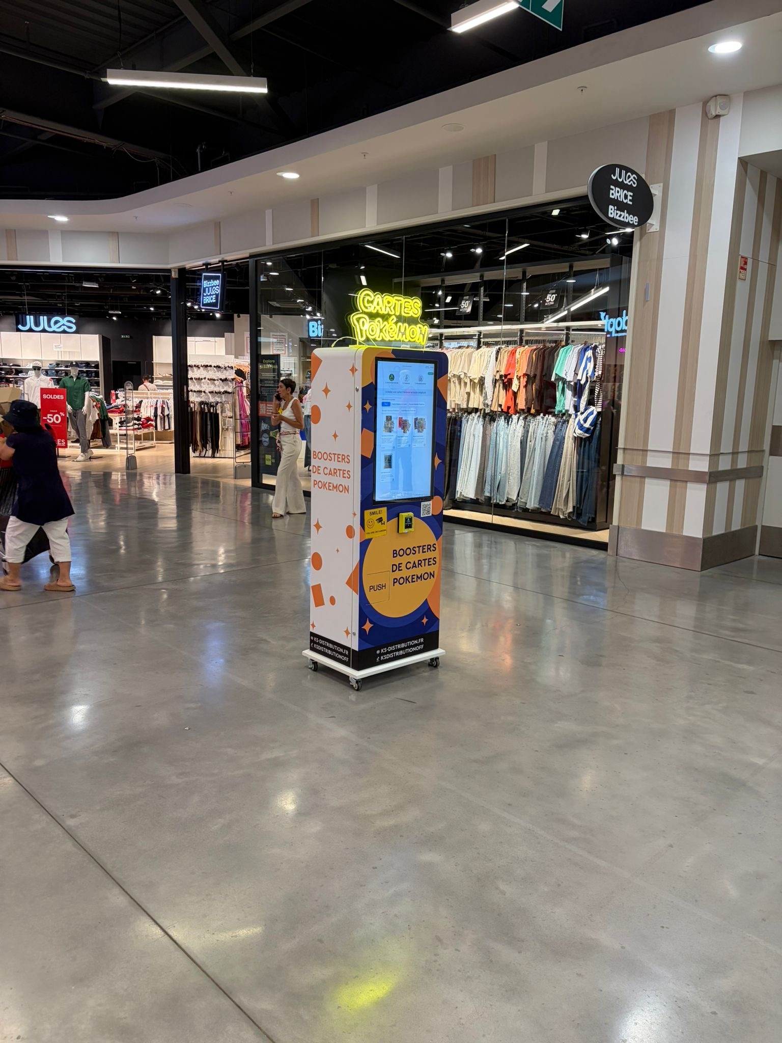 Borne KS Distribution en centre commercial